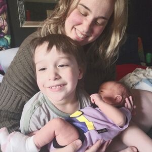 A mommy with her two beautiful kids 💕